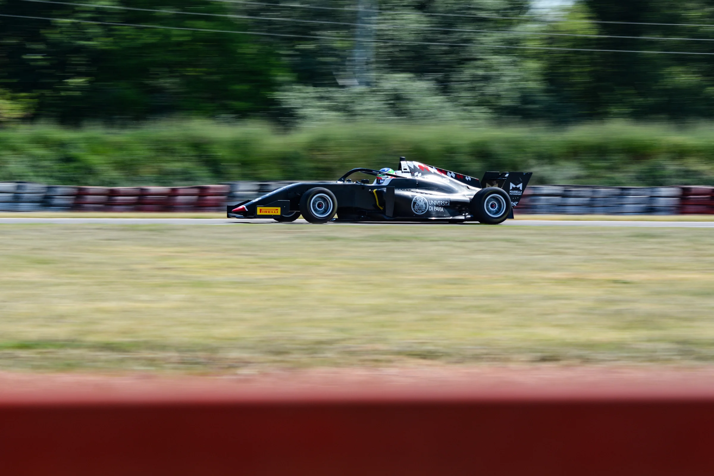 Vettura Formula dell’Università di Pavia durante una sessione in pista