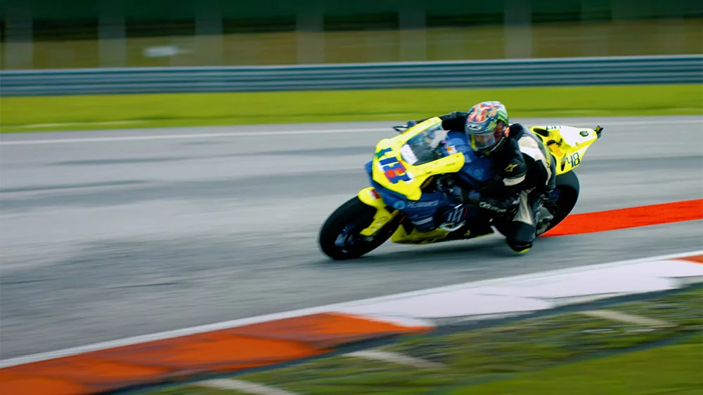 Pilota motociclistico in percorrenza di curva