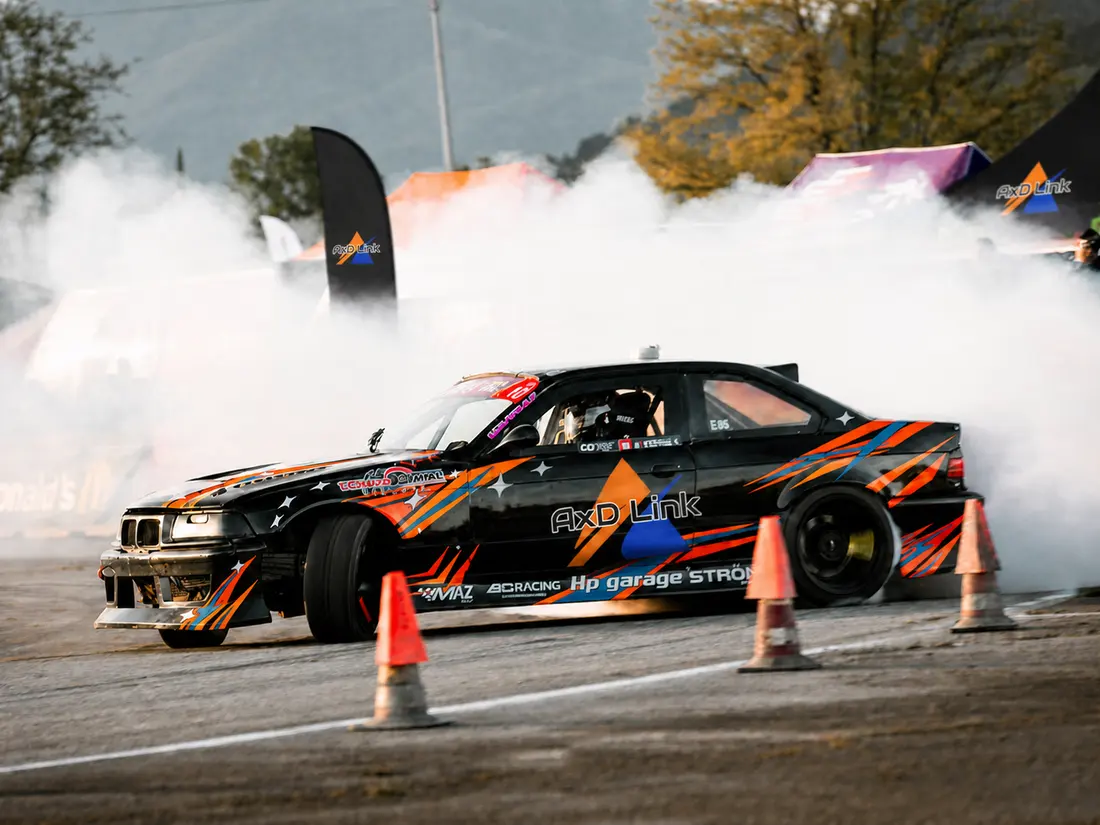 Auto da drifting AxD Link in pista