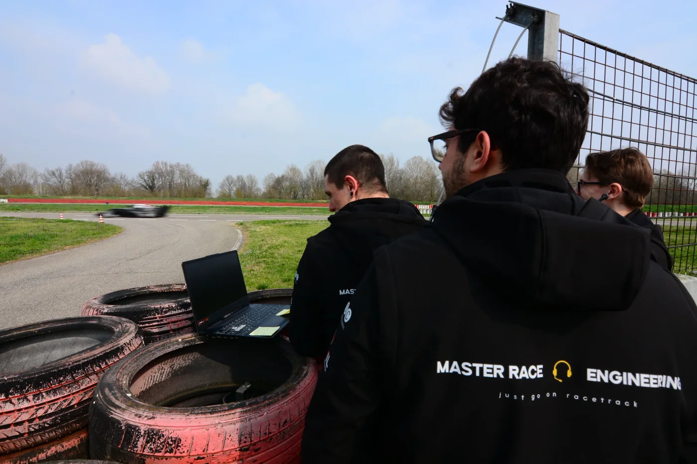 Team tecnico durante un’attività di engineering in pista