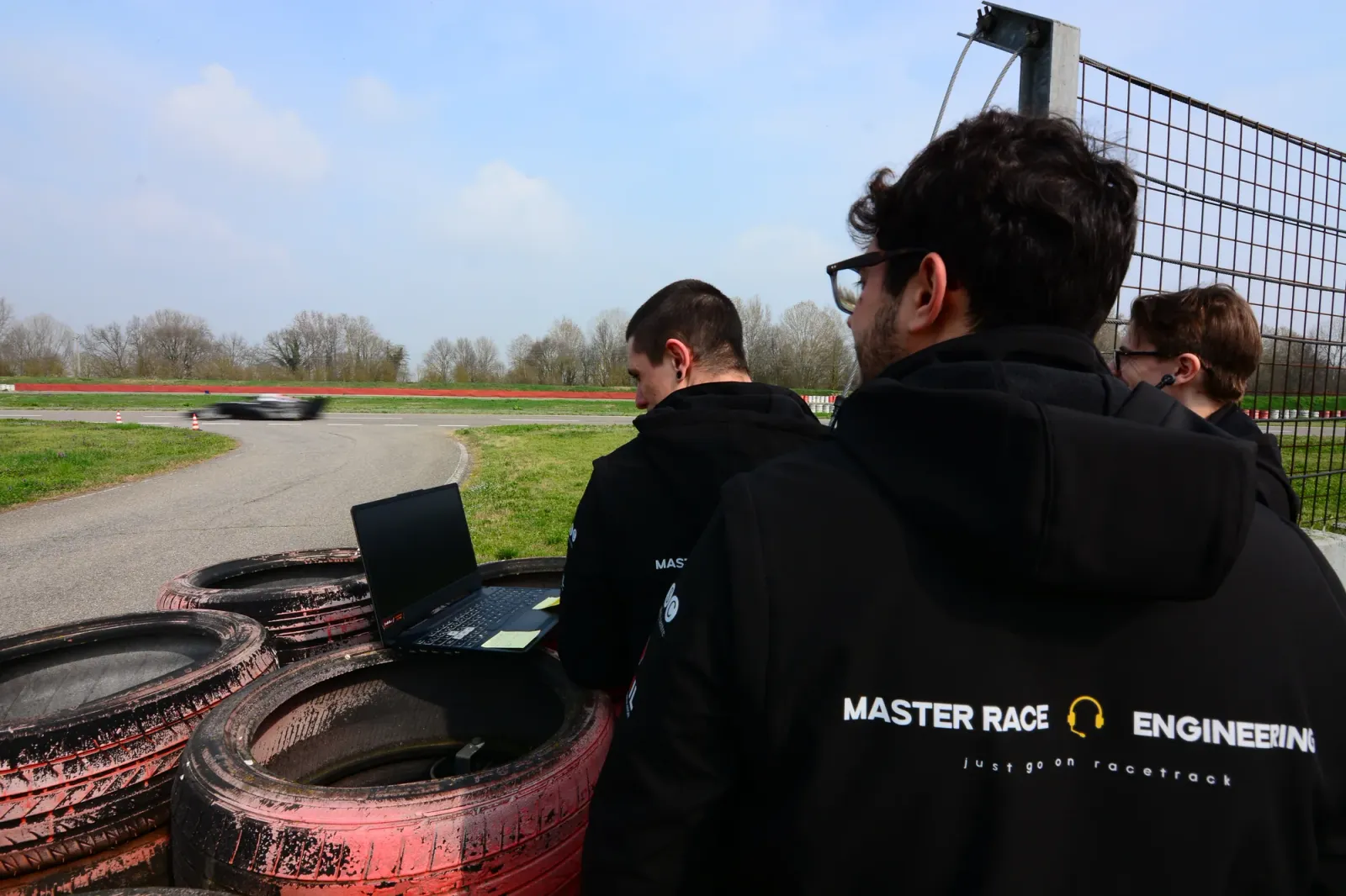 Team tecnico durante un’attività di engineering in pista